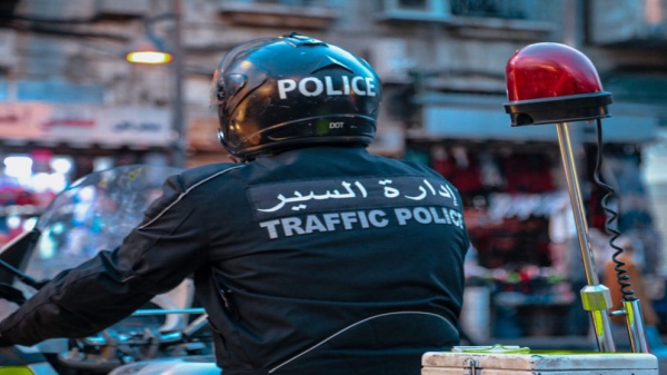 رقيب سير ينقل طفلا إلى المستشفى بعد سقوطه في الشارع العام رقيب سير ينقل طفلا إلى المستشفى بعد سقوطه في الشارع العام