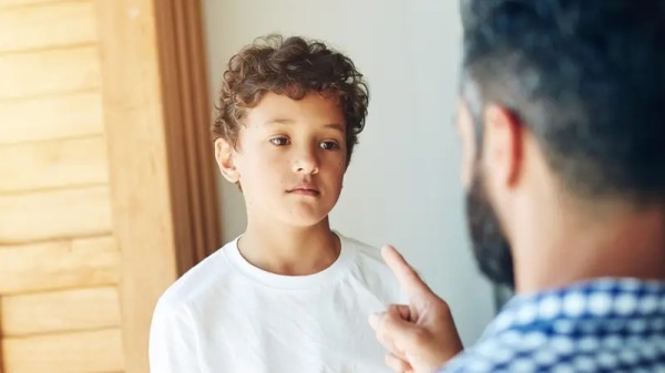 8 علامات تكشف أنك عانيت من محاباة الوالدين بطفولتك وترافقك حتى البلوغ