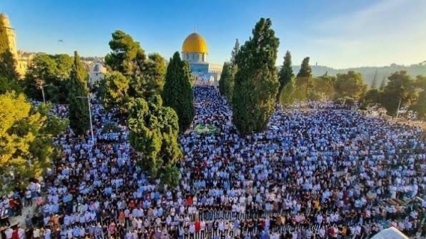 عشرات الآلاف يؤدون صلاة الجمعة في الأقصى المبارك رغم عوائق الاحتلال عشرات الآلاف يؤدون صلاة الجمعة في الأقصى المبارك رغم عوائق الاحتلال