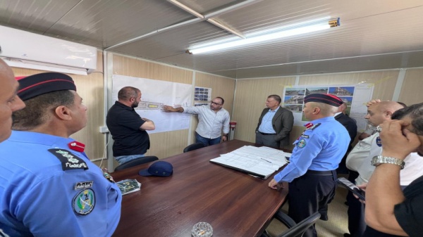 وزير الداخلية يتفقد إجراءات العمل في جسر الملك حسين وزير الداخلية يتفقد إجراءات العمل في جسر الملك حسين