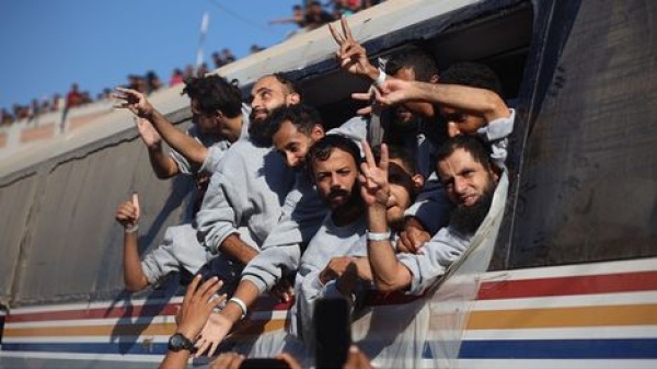 جيش الاحتلال يفرج عن 37 أسيرا من قطاع غزة إجراء فحوصات طبية جيش الاحتلال يفرج عن 37 أسيرا من قطاع غزة إجراء فحوصات طبية