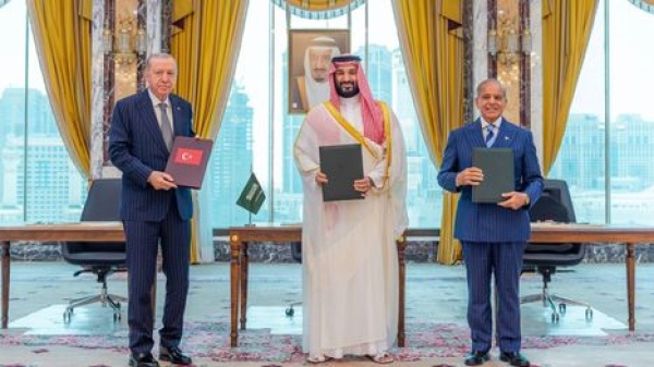 أردوغان وشريف يعلقان على اتفاقة الدفاع المشترك مع السعودية أردوغان وشريف يعلقان على اتفاقة الدفاع المشترك مع السعودية