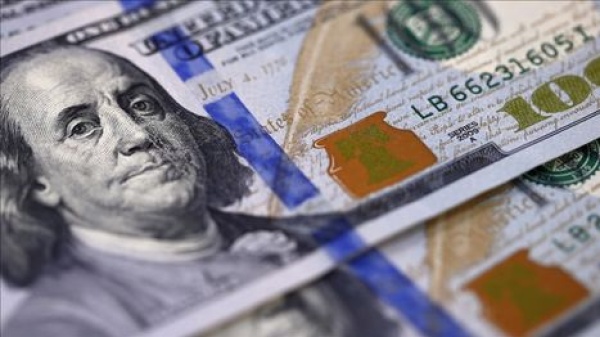 العقوبات الأمريكية المحتملة وتراجع الثقة بالمصارف تهز سوق الدولار في العراق العقوبات الأمريكية المحتملة وتراجع الثقة بالمصارف تهز سوق الدولار في العراق