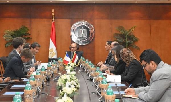 وزير الاستثمار والتجارة الخارجية يبحث مع السفير الفرنسي تعميق التعاون الاستثماري والتجاري وزير الاستثمار والتجارة الخارجية يبحث مع السفير الفرنسي تعميق التعاون الاستثماري والتجاري