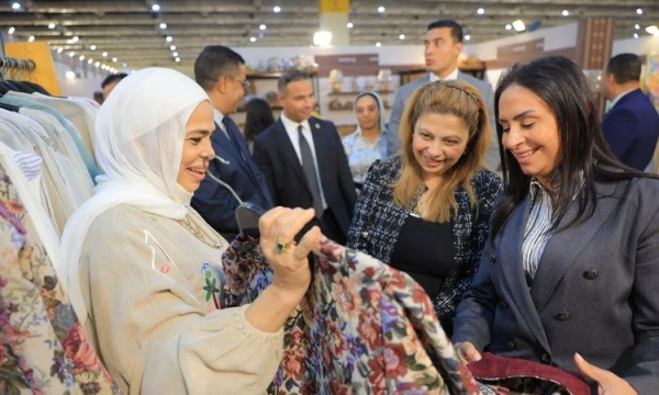 وزيرة التضامن تتفقد جناح صندوق دعم الصناعات الريفية والبيئية بمعرض تراثنا