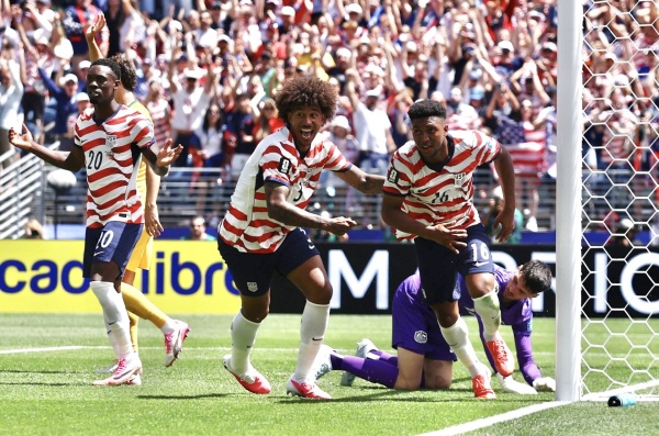 المنتخب الأمريكي يحسم تأهله لدور الـ 32 بفوزه على أستراليا بهدفين دون رد