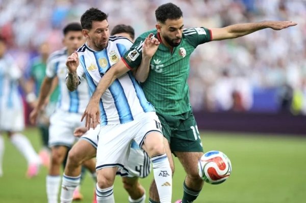 هاتريك الأسطورة ميسي يقود منتخب الأرجنتين لتحقيق الفوز على منتخب الجزائر هاتريك الأسطورة ميسي يقود منتخب الأرجنتين لتحقيق الفوز على منتخب الجزائر