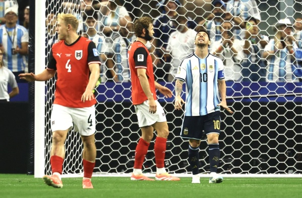 الأرجنتين تحجز مقعدها في الدور الثاني بفوزها على النمسا بهدفي ميسي