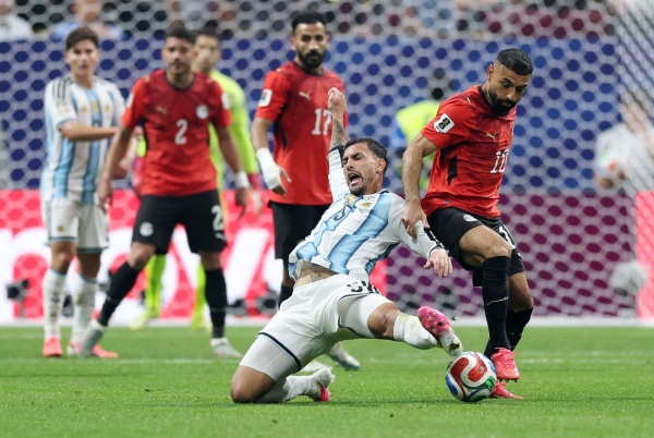 الأرجنتين تنجو من فخ مصر وتتأهل بشق الأنفس لربع نهائي المونديال الأرجنتين تنجو من فخ مصر وتتأهل بشق الأنفس لربع نهائي المونديال