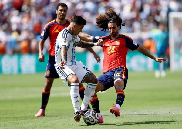 المنتخب الإسباني يتوج بلقب كأس العالم بفوزه على الأرجنتين بهدف توريس المنتخب الإسباني يتوج بلقب كأس العالم بفوزه على الأرجنتين بهدف توريس