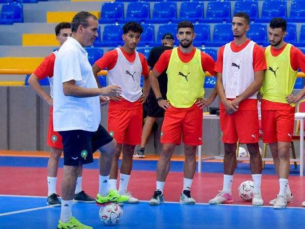 المنتخب الوطني يواصل تدريباته استعدادا للقاء السعودية المنتخب الوطني يواصل تدريباته استعدادا للقاء السعودية