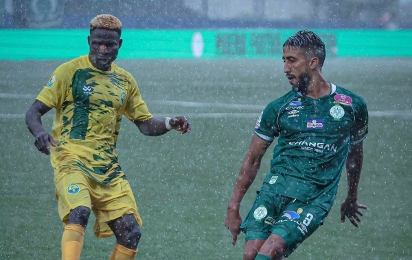 الكاف يوقف لاعب الرجاء الرياضي لمباراتين نافذتين