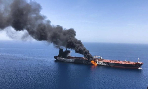 استهداف سفينة إماراتية بصاروخ إيراني أثناء عبورها مضيق هرمز استهداف سفينة إماراتية بصاروخ إيراني أثناء عبورها مضيق هرمز