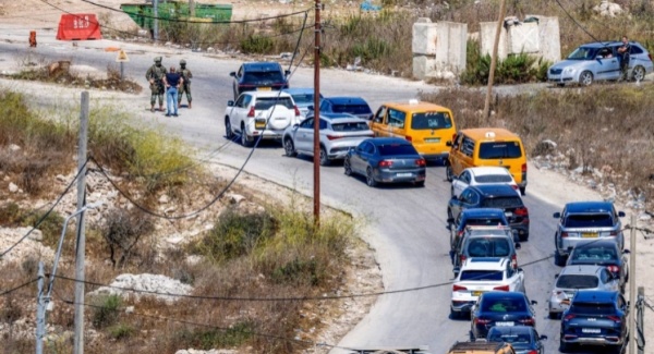 الاحتلال يواصل حصار الخليل لليوم الثامن وتهجير مئات الأسر بالضفة الاحتلال يواصل حصار الخليل لليوم الثامن وتهجير مئات الأسر بالضفة