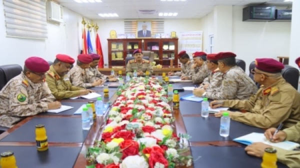 اليمن وزير الدفاع يشدد على الشفافية في الابتعاث العسكري ومواجهة التجاوزات