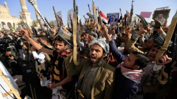 اليمن الحوثيون يتحدون العقوبات الدولية ويهددون بتوسيع التصعيد عقب رحلة ايرانية الى صنعاء اليمن الحوثيون يتحدون العقوبات الدولية ويهددون بتوسيع التصعيد عقب رحلة ايرانية الى صنعاء