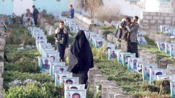 اليمن الحوثيون يعلنون تشييع 37 من عناصرهم في 10 محافظات ويرفعون حصيلة القتلى المعلنة إلى 450