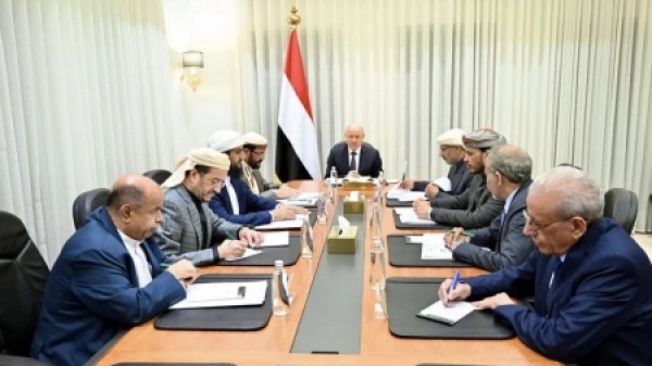 اليمن مجلس القيادة الرئاسي يأمر بملاحقة المتعاونين مع الحوثيين ويحذر من عقوبات تصل إلى الإعدام اليمن مجلس القيادة الرئاسي يأمر بملاحقة المتعاونين مع الحوثيين ويحذر من عقوبات تصل إلى الإعدام