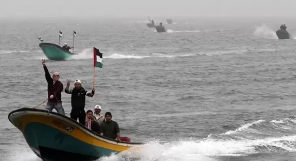 بحرية العدو الإسرائيلي تعتقل 9 صيادين قبالة شواطئ غزة ودير البلح بحرية العدو الإسرائيلي تعتقل 9 صيادين قبالة شواطئ غزة ودير البلح