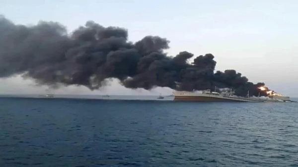 إخلاء طاقم ناقلة نفط عقب تعرضها لهجوم في مضيق هرمز إخلاء طاقم ناقلة نفط عقب تعرضها لهجوم في مضيق هرمز