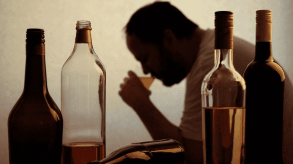 لقجع يعلن رفع الضرائب على الخمور والبيرة لقجع يعلن رفع الضرائب على الخمور والبيرة