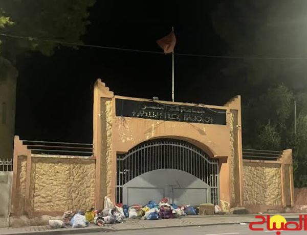 تردي النظافة يفجر احتجاجا بالأزبال أمام جماعة فم العنصر تردي النظافة يفجر احتجاجا بالأزبال أمام جماعة فم العنصر