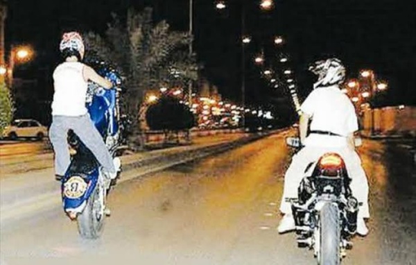 الحي الحسني توقيف 8 أشخاص للاشتباه في رشق الشرطة بالحجارة وقيادة دراجات بطريقة خطيرة الحي الحسني توقيف 8 أشخاص للاشتباه في رشق الشرطة بالحجارة وقيادة دراجات بطريقة خطيرة