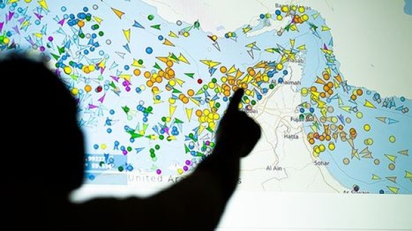 إبحار 3 ناقلات عملاقة ترفع العلم السعودي عبر مضيق هرمز إبحار 3 ناقلات عملاقة ترفع العلم السعودي عبر مضيق هرمز