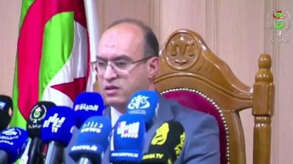 السجن 7 سنوات لصانعي محتوى بالجزائر بتهمة تدنيس العلم