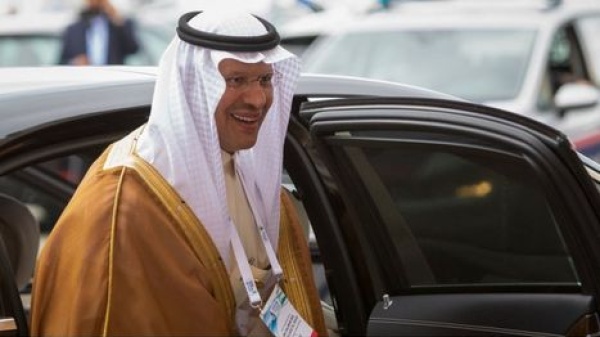 الملك سلمان يقيل وزير الصناعة ويعين نجله عبد العزيز في المنصب الملك سلمان يقيل وزير الصناعة ويعين نجله عبد العزيز في المنصب