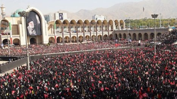 بدء التشييع الشعبي لـ خامنئي في طهران هل يظهر نجله مجتبى شاهد