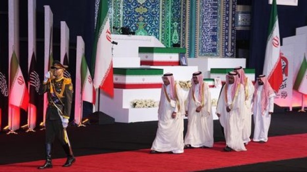 بشت وآية قرآنية جدل كبير بعد مشاركة الوفد السعودي بوداع خامنئي شاهد بشت وآية قرآنية جدل كبير بعد مشاركة الوفد السعودي بوداع خامنئي شاهد
