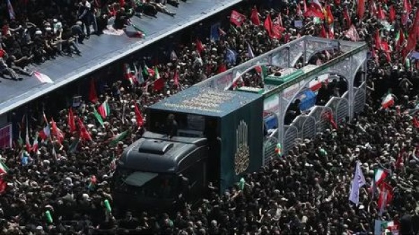 تشييع حاشد لـ خامنئي في مدينة قم جثمانه سي نقل غدا إلى العراق شاهد تشييع حاشد لـ خامنئي في مدينة قم جثمانه سي نقل غدا إلى العراق شاهد