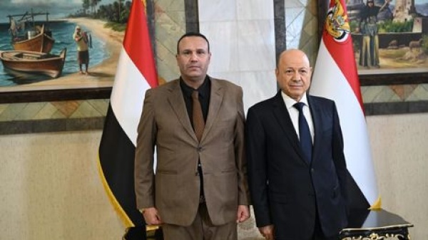 وزير يمني يهاجم الإمارات تعمل على إسقاط الجبهات لصالح الحوثي