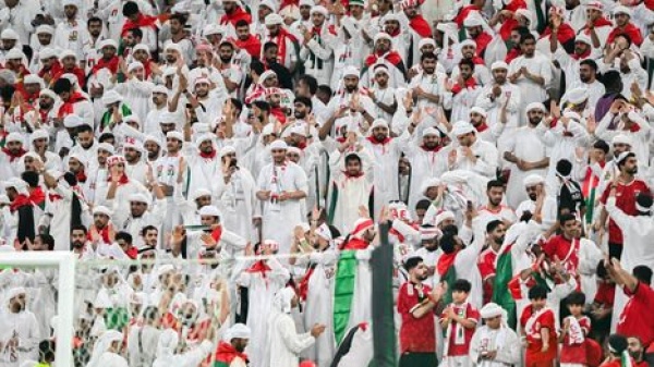 الشرطة السعودية توقف مشجعين إماراتيين عقب مشاجرة نهائي خليجي 27 الشرطة السعودية توقف مشجعين إماراتيين عقب مشاجرة نهائي خليجي 27