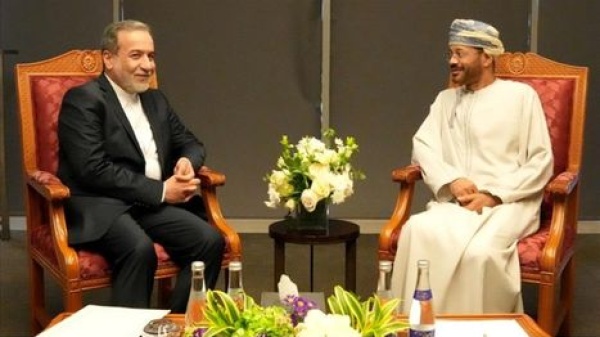 وزير الخارجية العماني يحسم موقف بلاده من فرض رسوم في هرمز