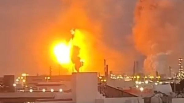 هجوم إيراني بالصواريخ والمسيرات يستهدف الكويت والبحرين هجوم إيراني بالصواريخ والمسيرات يستهدف الكويت والبحرين