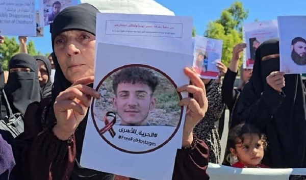 سوريا أهالي الأسرى لدى إسرائيل ينظمون وقفة احتجاجية أمام مقر الأندوف