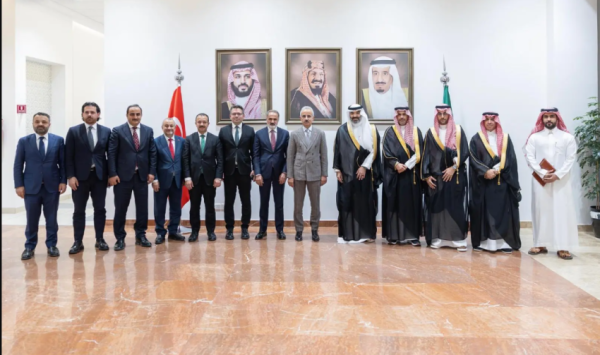 وزير الاتصالات يناقش مع وزير النقل والبنية التحتية التركي تعزيز الشراكة في التقنية والذكاء الاصطناعي