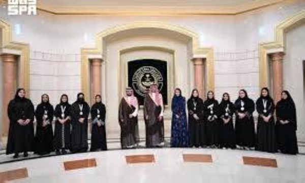 محافظ جدة يكر م طالبات جامعة دار الحكمة محافظ جدة يكر م طالبات جامعة دار الحكمة