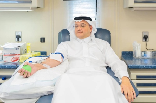 محافظ الأحساء يشارك في حملة التبرع بالدم محافظ الأحساء يشارك في حملة التبرع بالدم