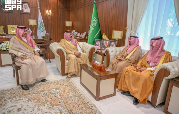 أمير حائل يتسل م الشهادة الدولية أفضل بيئة عمل التي حققها تجمع حائل الصحي
