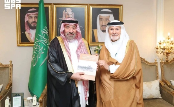 أمير نجران يتسل م نسخة من كتاب السجل التاريخي لجيل المحاربين لتأسيس المملكة أمير نجران يتسل م نسخة من كتاب السجل التاريخي لجيل المحاربين لتأسيس المملكة
