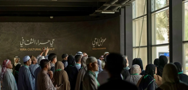 ضيوف برنامج خادم الحرمين الشريفين للعمرة والزيارة يزورون معرض الوحي