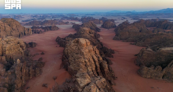 جبال غرب تبوك تكوينات صخرية شاهقة ورمال حمراء ترسم مشهد ا طبيعي ا فريد ا جبال غرب تبوك تكوينات صخرية شاهقة ورمال حمراء ترسم مشهد ا طبيعي ا فريد ا