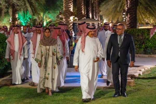 سلطان بن سلمان يكرم لمعي لجهوده التراثية سلطان بن سلمان يكرم لمعي لجهوده التراثية