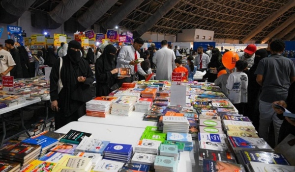 توقيع الكتب بـ 5 آلاف ريال يقسم المثقفين بين رائدة وذكية و صدمة تجارية