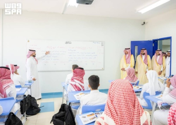 نائب أمير الباحة يشارك طلبة المنطقة يومهم الدراسي الأول نائب أمير الباحة يشارك طلبة المنطقة يومهم الدراسي الأول