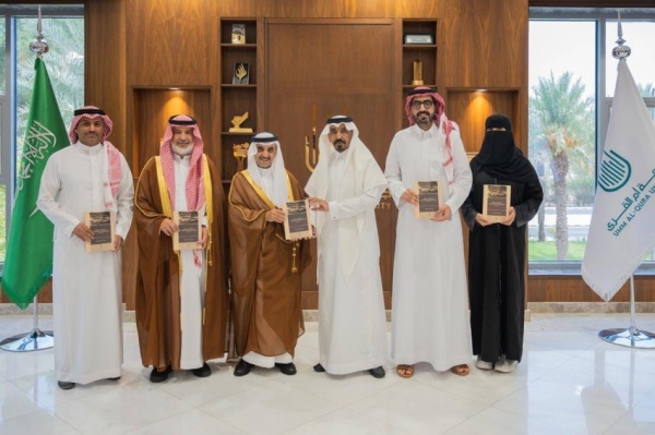رئيس جامعة أم الق رى يدش ن الإصدار الـ26 لكرسي الملك سلمان لدراسات تاريخ مك ة