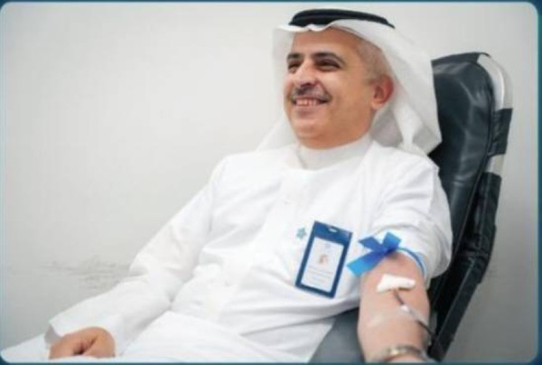 الرئيس التنفيذي لتجمع الأحساء الصحي يتبرع بالدم الرئيس التنفيذي لتجمع الأحساء الصحي يتبرع بالدم
